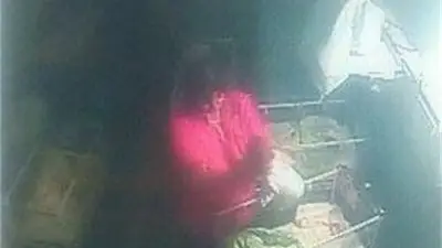 Кадри показват как акушерката посяга на бебето