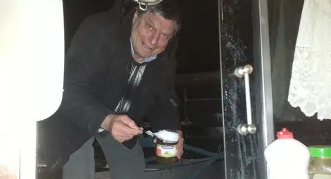 Капитан Енчо Анчев през мразовития януари 2017 година, когато воденият от него кораб „Дискавър“ бе скован от лед на пристанището в Силистра на път за Констанца. Снимка: Архив „Утро“ Капитан Енчо Анчев през мразовития януари 2017 година, когато воденият от него кораб „Дискавър“ бе скован от лед на пристанището в Силистра на път за Констанца. Снимка: Архив „Утро“