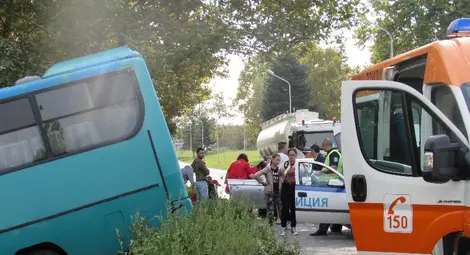 Двама в болница със счупен крак и алергичен шок след нелепа катастрофа на градски автобус