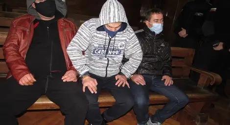 Тримата полицаи в съдебната зала. 	        Снимка: Архив