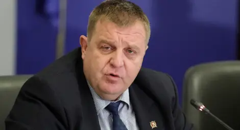 Каракачанов проверява  ремонта на Военния клуб