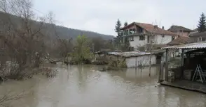 Скъсана дига наводни 500 дка ниви в Красен