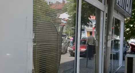 Стъклото на аптека &bdquo;Марешки&ldquo; счупено заради 200 лева