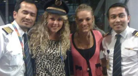 Блондинки гостували в пилотската кабина на изчезналия самолет