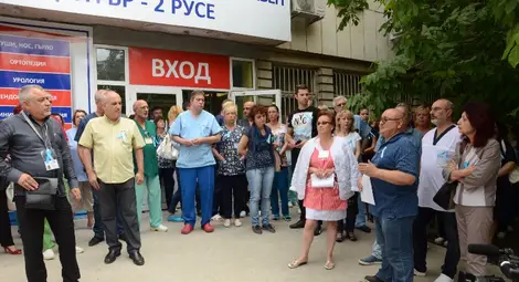 Агресивна циганка обижда и унижава акушерката, спасила нея и бебето й