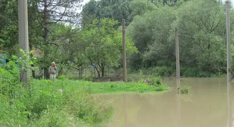 Непочистен канал остави под вода земеделски земи