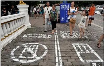 Китайски град създаде улица за писане на смс-и