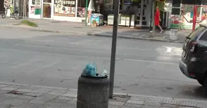 Градинка по „Борисова“ с нощен график - първо младежки купон, после погром на кошчетата