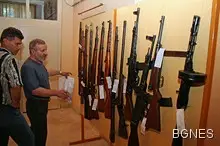 Данъчните пускат на търг оръжия, злато и бижута за стотици хиляди