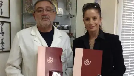 Д-р Даниела Грозева с плакет  от университета в Плевен