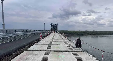 Монтирани са 72 стоманобетонни пътни панела в участъка в ремонт на Дунав мост при Русе