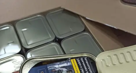 Митнически служители откриха 450 кутии цигари в консерви за кучешка храна