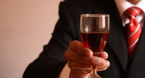 Да пием за мъжете по потници! Изкуството на хубавия тост Да пием за мъжете по потници! Изкуството на хубавия тост