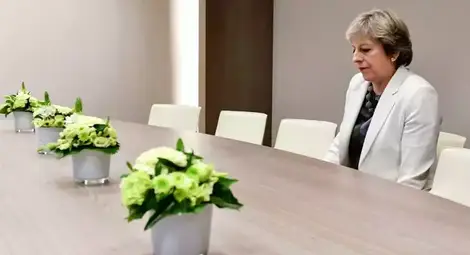 Снимка на Тереза Мей предизвика иронията на сънародниците й