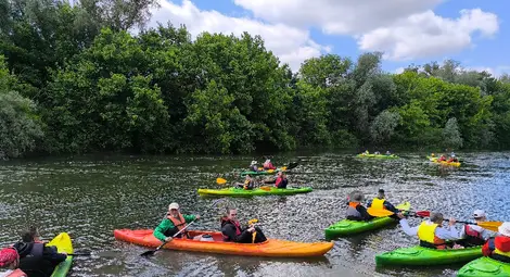 Ротарианци и ученици от МГ &bdquo;Баба Тонка&ldquo; в Русе плаваха с каяци с кауза срещу зависимостите