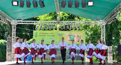 Българска чаена церемония, пчеларско изложение и много награди на "Сцена под липите"
