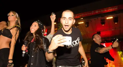 Рафи снима от сцената пеещата русенска публика