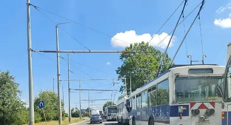 Забрана за спиране на тировете спасява разписанието на градския транспорт