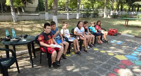 Мързелан и Мързеланка оживяха  в двора на ценовското училище