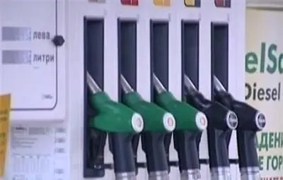 Бензинът е по-скъп при по-евтин петрол