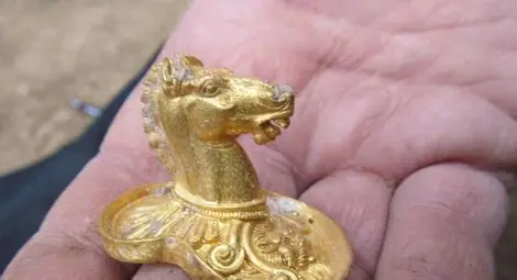 Уникално златно съкровище открито на стотина километра от Русе (фотогалерия)