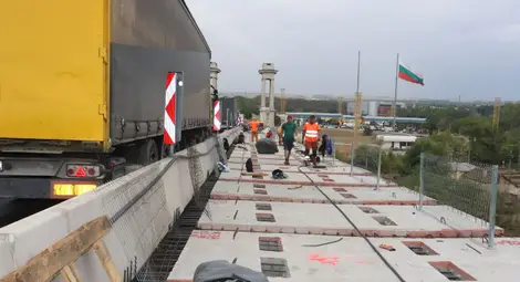 Над 80 нови стоманобетонни панела вече са монтирани на Дунав мост при Русе, до другата седмица всички панели в 200-метровия участък се предвижда да са подменени