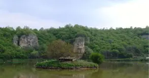 Бент на Бели Лом за рибарника на Орлин Танов препълва реката