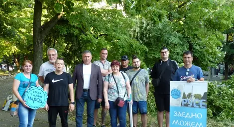 6 юни 2022 година. Светлин Стоянов и съпартийци от &bdquo;Има такъв народ&ldquo; се включват в разчистването на Русе след невижданата буря в сутрешните часове. Днес лозунгът на снимката би звучал &bdquo;Заедно не можем&ldquo;.                  Снимка: ИТН-Русе, ФБ