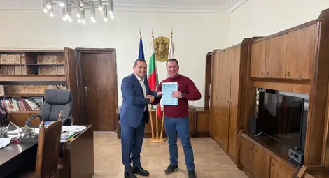 Трима хандбалисти получиха от кмета Пенчо Милков награди за сребърни медали на европейски турнир