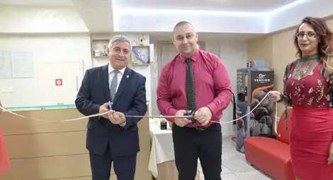 Ректорът на Русенския университет и председател на общинския съвет проф. Христо Белоев и управителят на Медицинския център д-р Александър Кунев отрязаха лентата на инвитро сектора в лечебното заведение. 	    Снимка: Красимир СТОЯНОВ