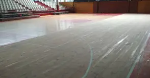 Зала „Дунав“ очаква световното с балатум върху недоизцикления паркет