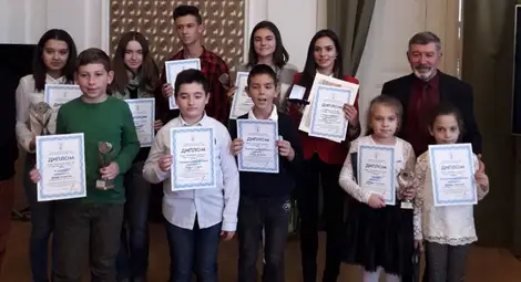 Всички наградени си направиха снимка с председателя на журито Руси Русев.                                                    Снимка: ОбДЦКИ