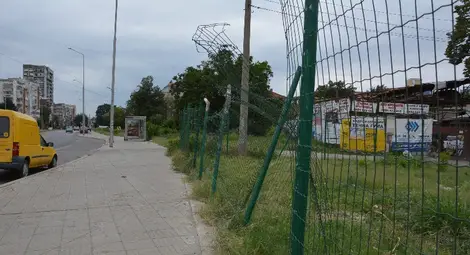 Ограда на &bdquo;Бозвели&ldquo; спря нисан с шофьор на градус