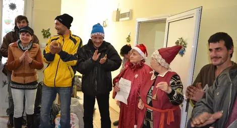 Доброволци от БЧК стоплиха сърцата на бездомните в приюта