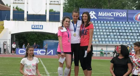 Симона Симеонова стъпи на почетната стълбичка като носителка на сребърното отличие.               Снимка: Красимир СТОЯНОВ