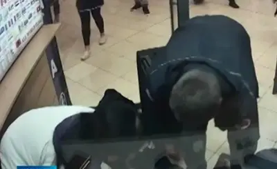 Вижте първи кадри от обира на покойник, за който обвиняват шофьор на линейка (Видео)