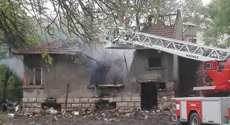 Събарят изгорялата къща, която погуби възрастен клошар