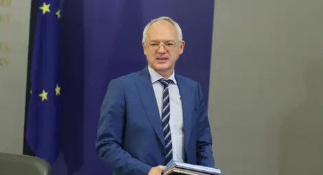 Васил Велев убеден, че политиката у нас отглежда готованковци и търтеи