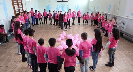 Деца с розови фланелки казаха: Не на тормоза в училище!