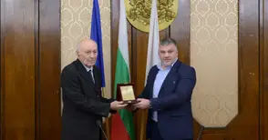 Двоен рекордьор на вратата на „Дунав“ с почетен плакет за 80-ата си годишнина