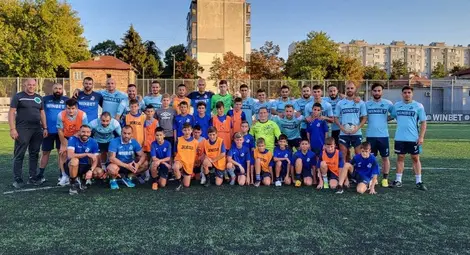 Изписаният Стенли отиде на тренировката на първия отбор с набор 2012 в памет на Венци