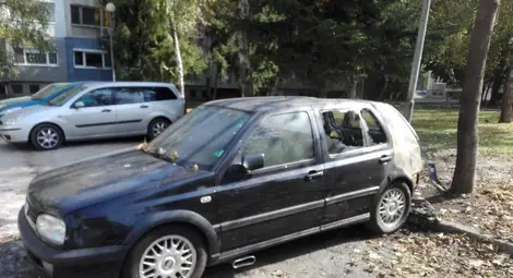 Кола без номера запалена, за да освободи място за паркиране