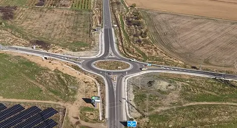 Кръгово кръстовище с осветление е изградено при пресичането на два третокласни пътя в началото на Сунгурларе