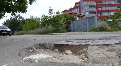 Огромни дупки и стърчащи шахти тормозят  шофьорите по &bdquo;Григор Пърличев&ldquo;