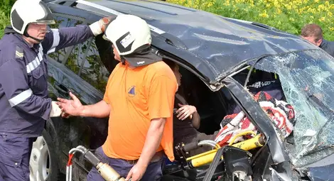 След челен удар младежи заклещени в купчина тенекии След челен удар младежи заклещени в купчина тенекии