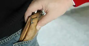 Двама крадци в магазини задържани от продавачите