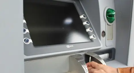 От банкомата научих, че съдебен изпълнител ми е наложил запор. Законно ли е това?