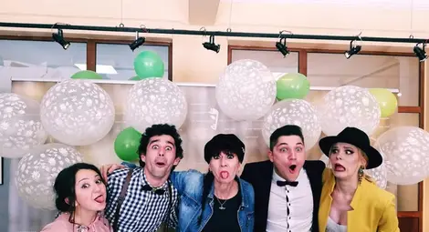 Директорката на русенския Куклен театър Теменуга Хараланова /в средата/ специално отиде в София, за да поздрави с дипломирането новото попълнение в трупата.   Снимка: Личен архив