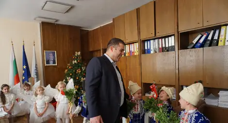 Малки коледари пяха за здраве и благополучие в кабинета на председателя на Общинския съвет Иво Пазарджиев