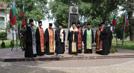 С полагане на венци и цветя пред Мемориала на загиналите във войните за национално обединение русенци почетоха паметта на Ботев и падналите за свободата на България С полагане на венци и цветя пред Мемориала на загиналите във войните за национално обединение русенци почетоха паметта на Ботев и падналите за свободата на България